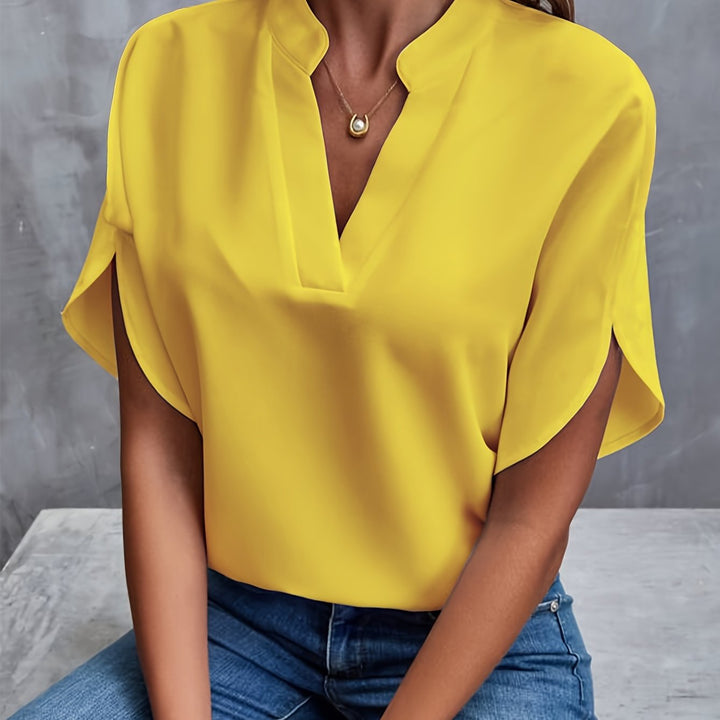 Mode automne femme: chemise élégante à col V et manches courtes, un haut tendance et facile à porter.