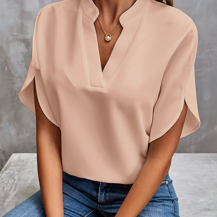 Chemise femme à col V, manches courtes, style élégant et moderne, disponible en diverses couleurs vives.