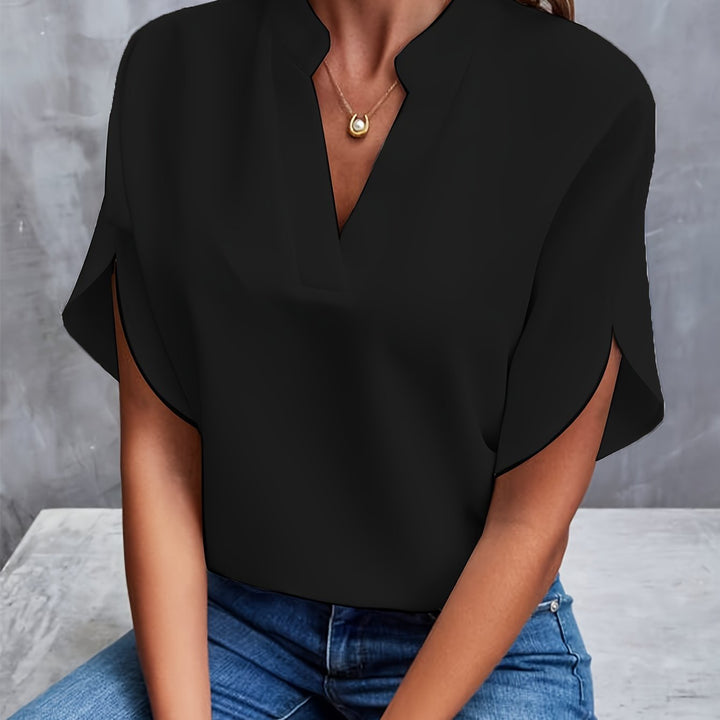 Chemise polyvalente femme, manches courtes et col V, pour tenue affaires ou look décontracté chic.