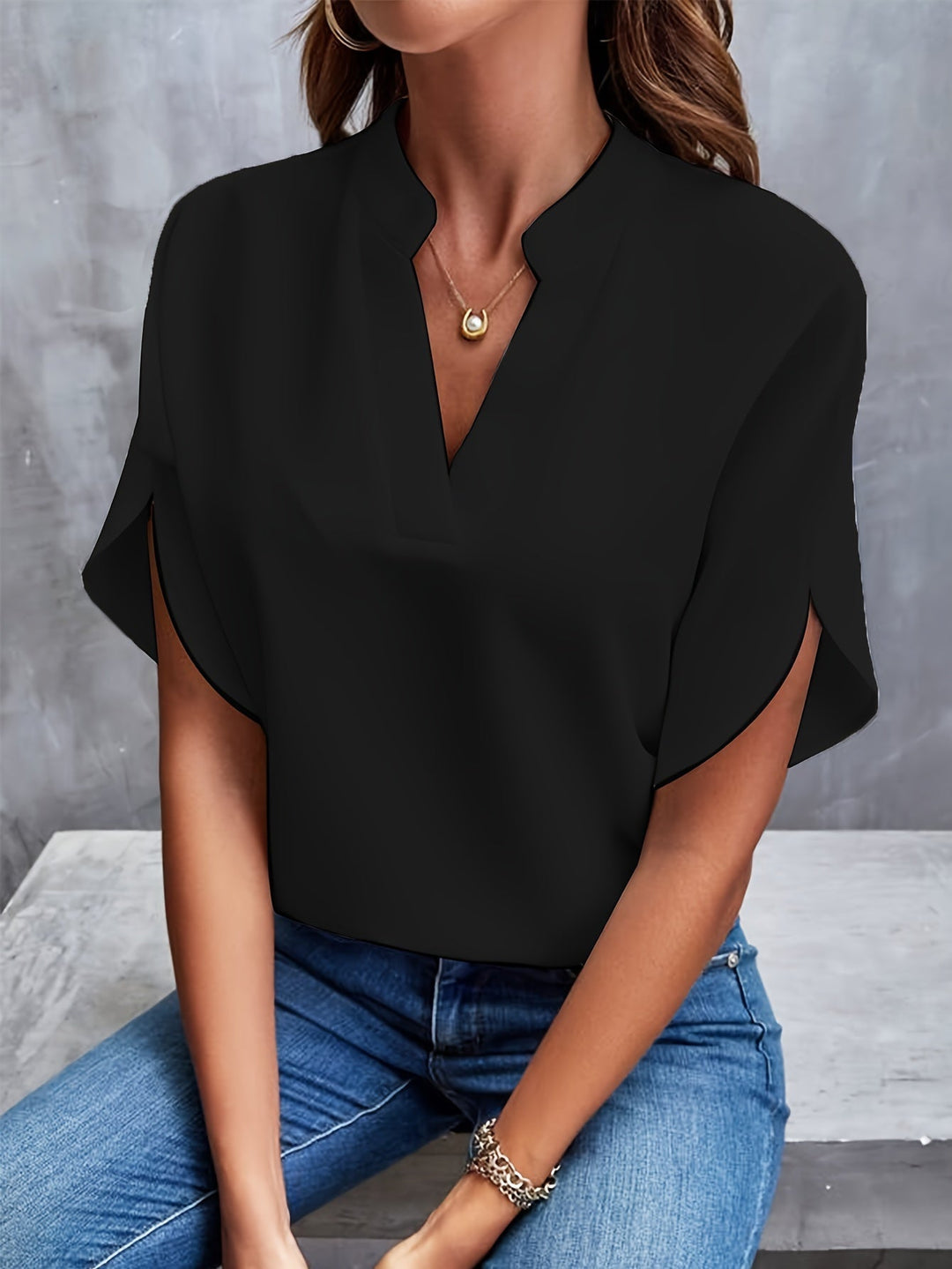 Élégante chemise femme à col V, coupe moderne, manches courtes, pour un style raffiné et tendance.