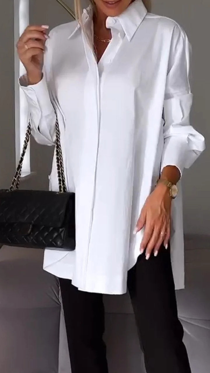 Chemise femme oversize élégante, manches retroussées, idéale pour un look chic décontracté printanier.
