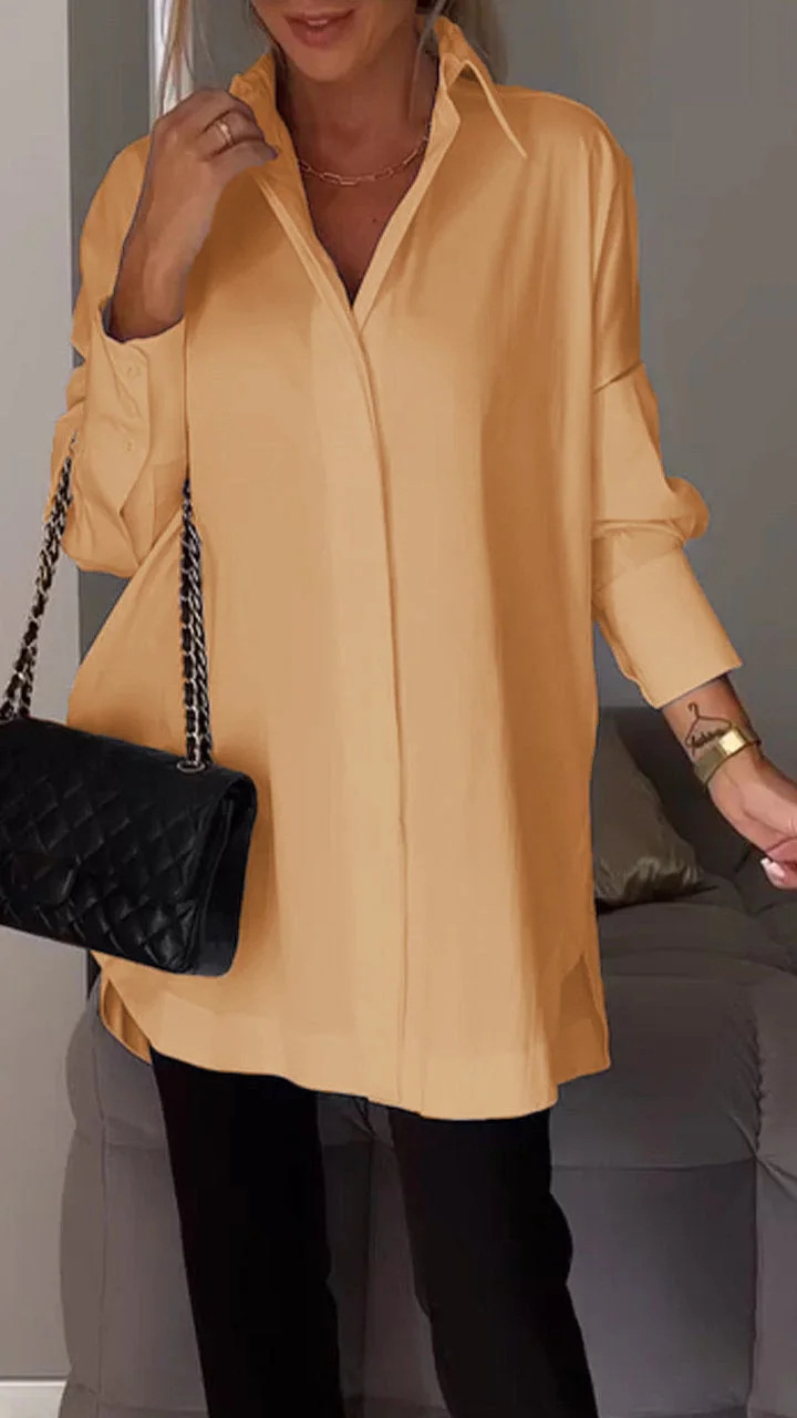 Chemise élégante femme oversize avec manches retroussées, un essentiel tendance pour toute saison.