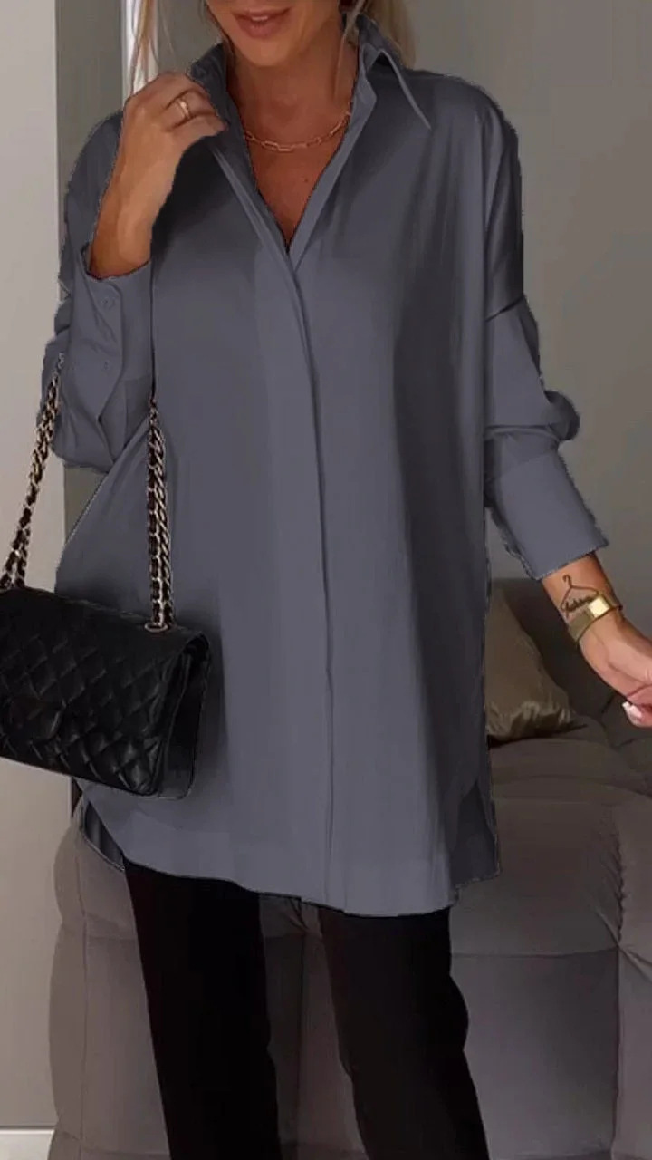 Chemise femme oversize élégante, manches retroussées, un vêtement polyvalent et tendance.