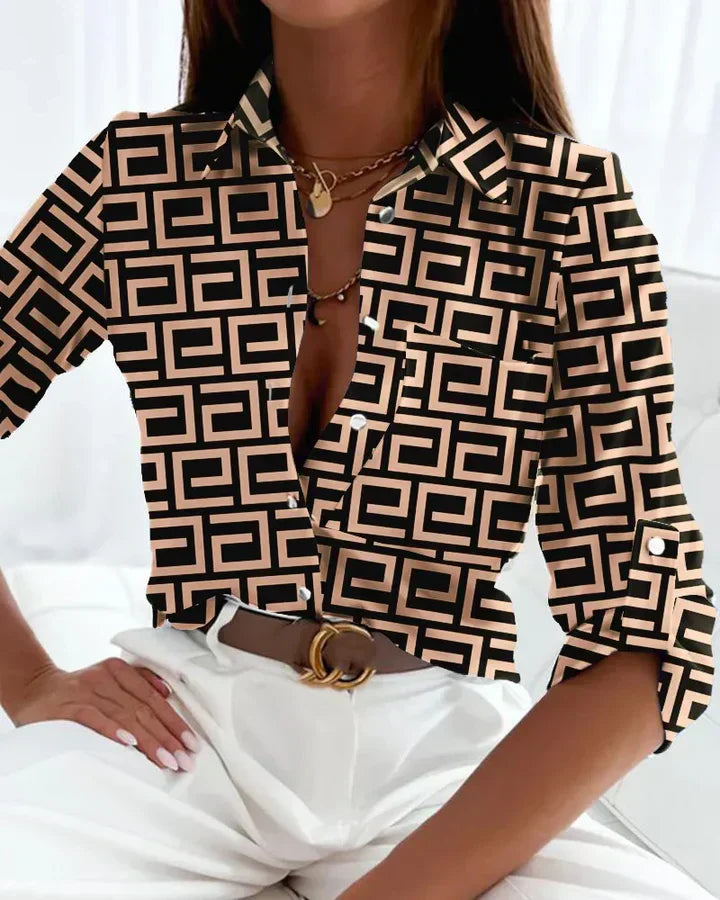 Chemise femme rayée, style élégant.  Coupe confortable.