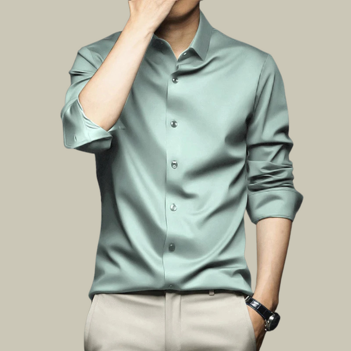 Chemise formelle en soie pour homme, élégante, tissu soyeux, ajustement parfait, disponible en plusieurs couleurs.