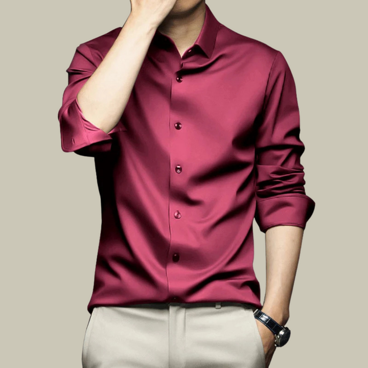 Chemise formelle en soie pour homme, élégante, tissu soyeux, ajustement parfait, disponible en plusieurs couleurs.