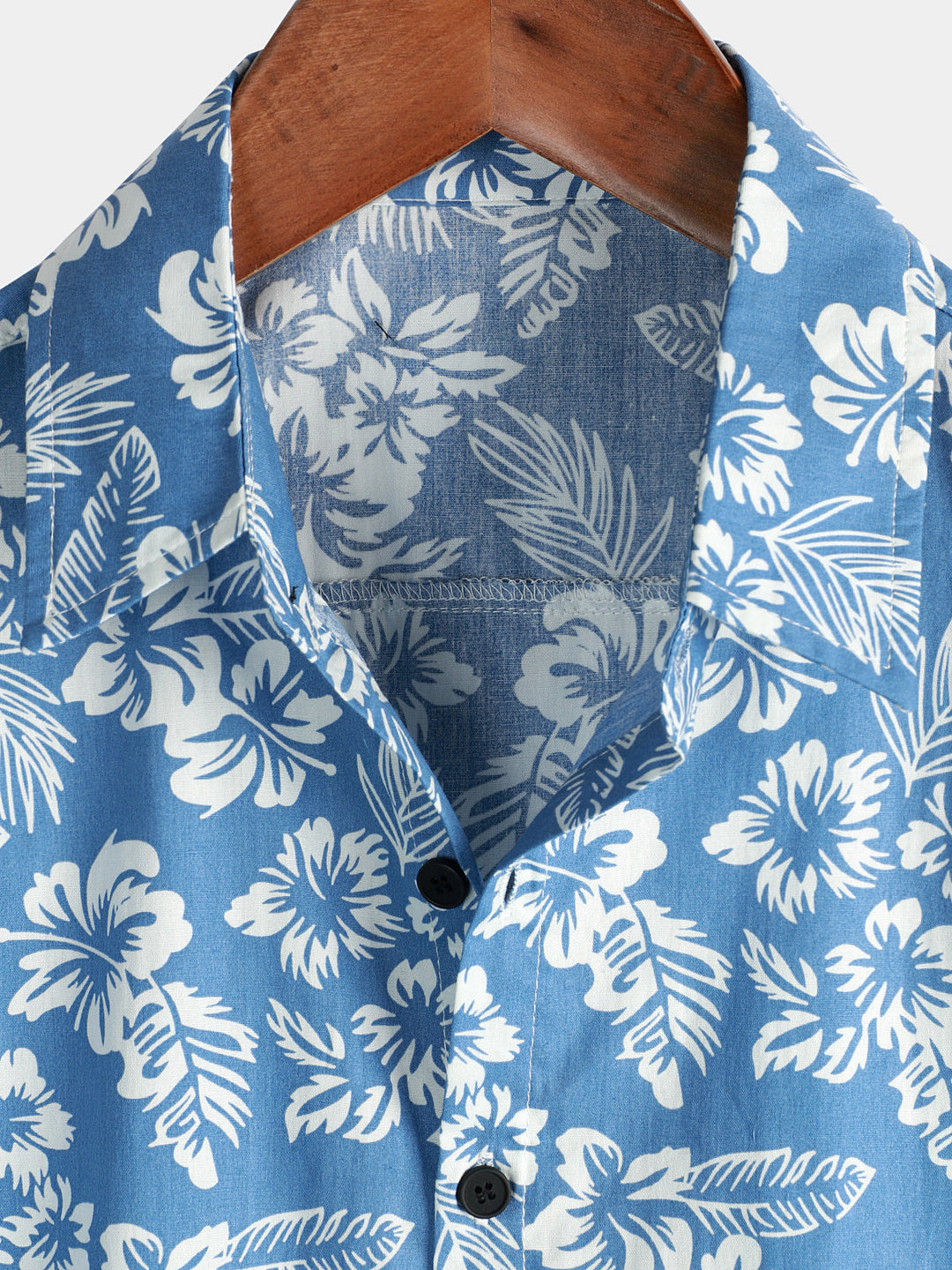 Chemise fleurie homme, motifs exotiques colorés, col classique, boutonnée, parfaite pour la mode d'été.