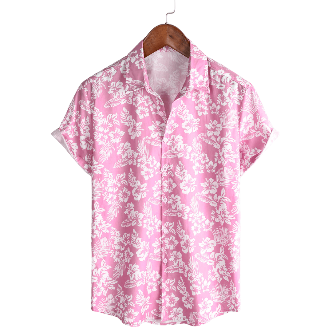 Homme portant une chemise hawaïenne fleurie, look estival décontracté pour la plage ou les vacances.