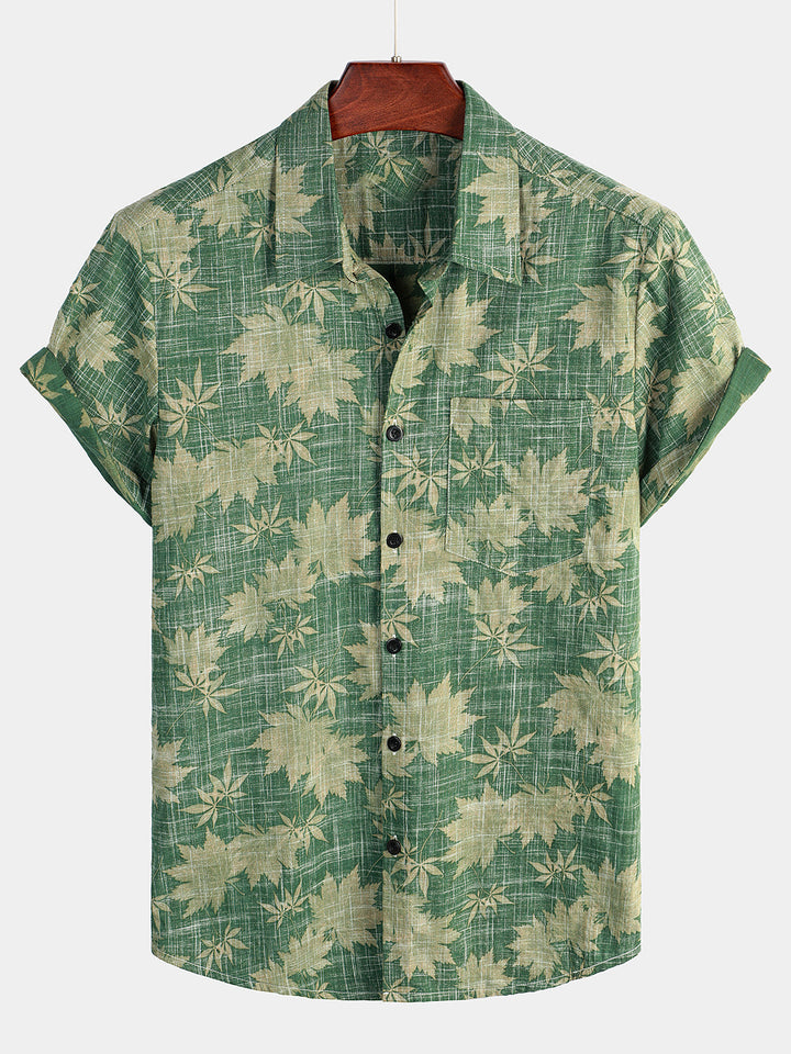 Mode homme estivale: chemise hawaïenne boutonnée à manches courtes, motif tropical, look décontracté plage.
