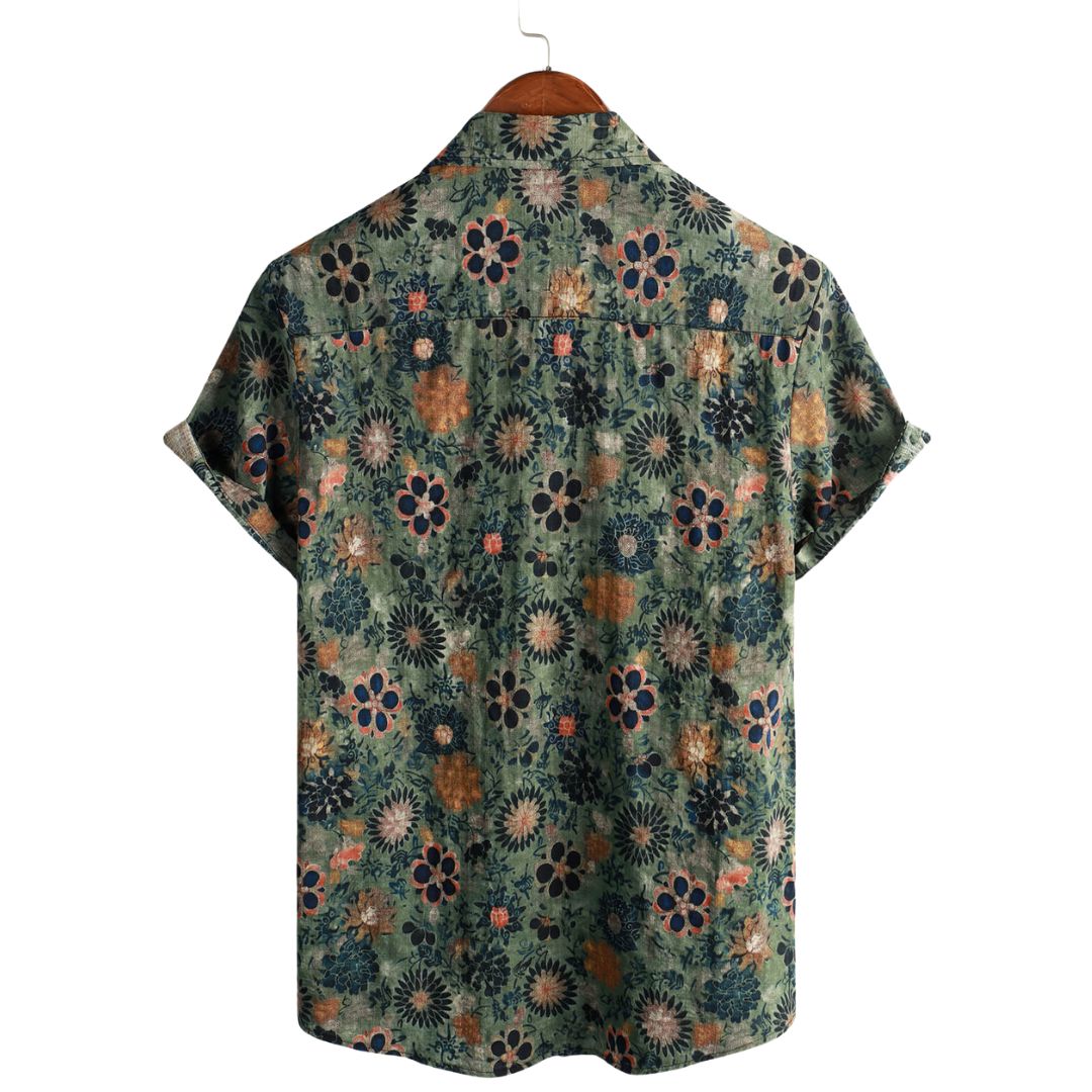 Chemise homme à manches courtes avec motifs tropicaux colorés, idéale pour les vacances et la mode estivale.