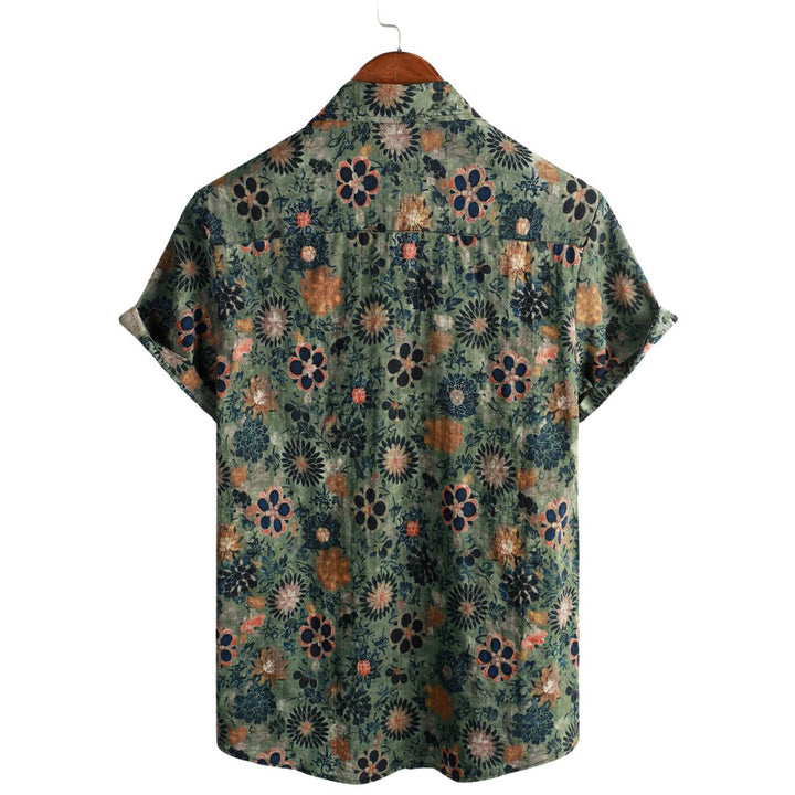 Chemise homme à manches courtes avec motifs tropicaux colorés, idéale pour les vacances et la mode estivale.
