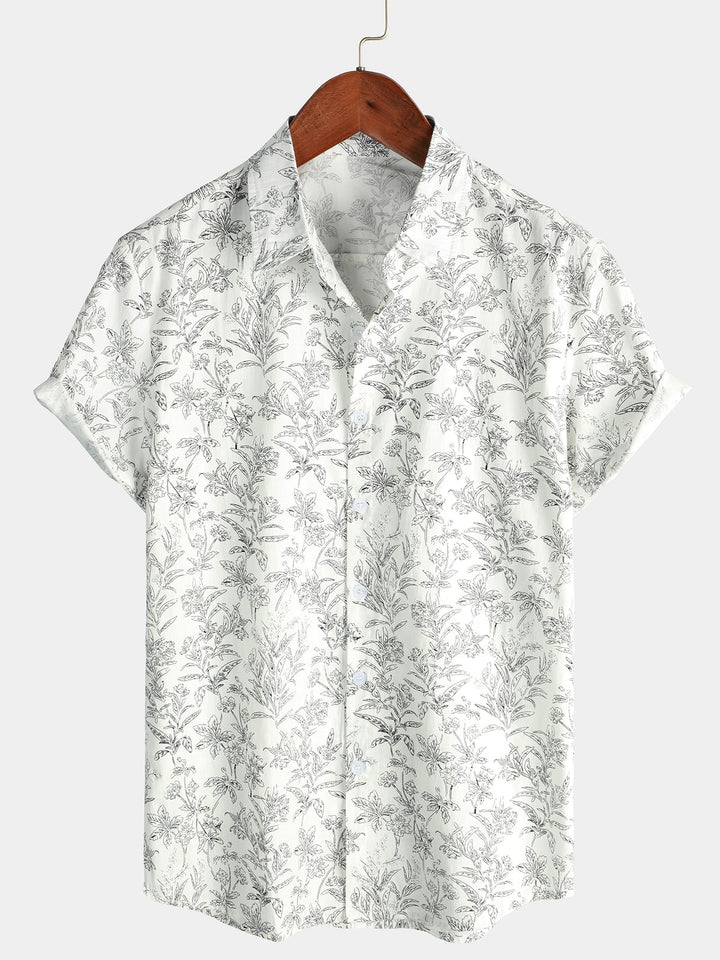 Homme portant une chemise hawaïenne à manches courtes, décontractée, imprimé tropical pour l'été.