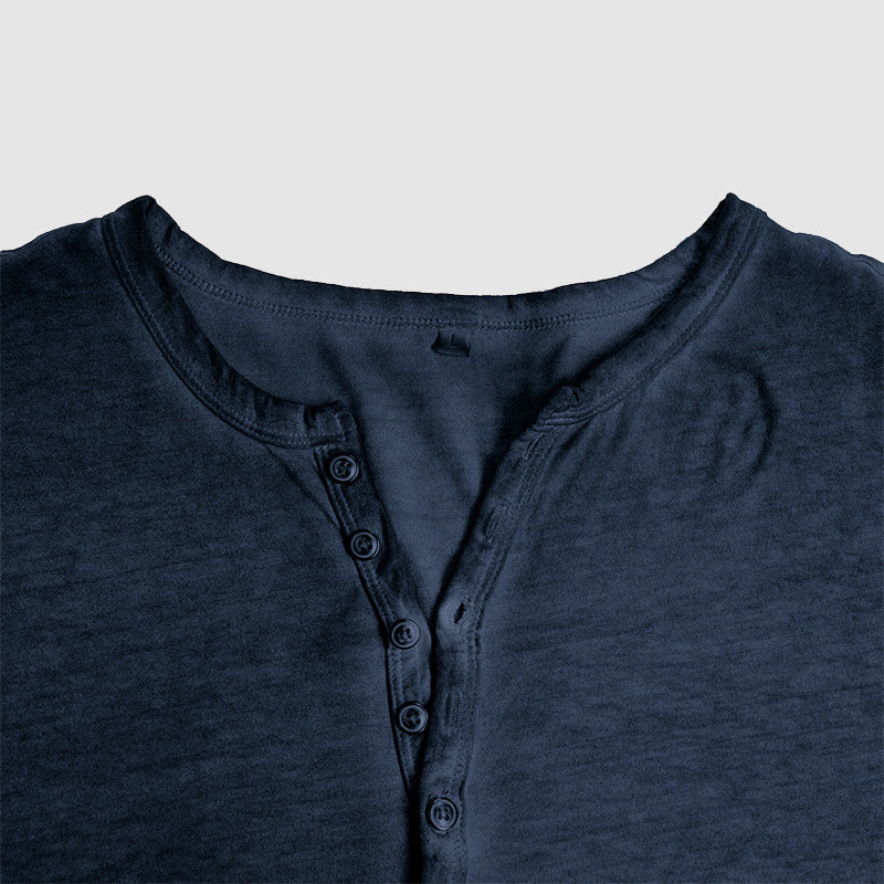 "Chemise Henley classique homme, élégante, tissu haute qualité, coupe ajustée pour style sophistiqué intemporel."
