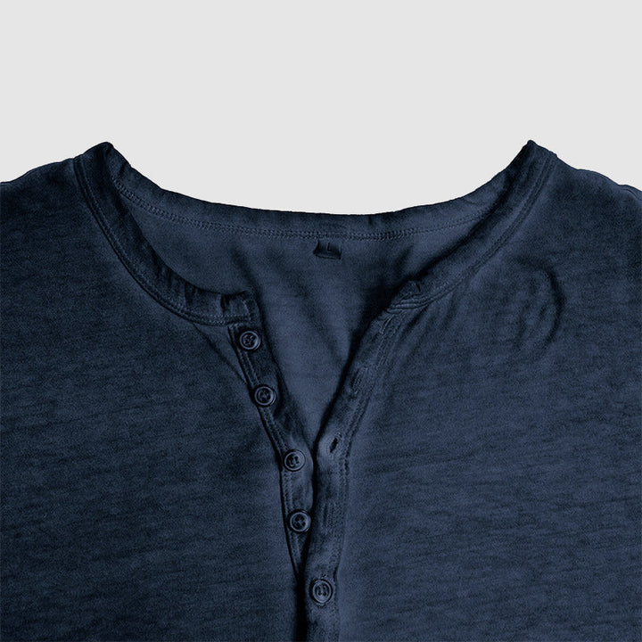 "Chemise Henley classique homme, élégante, tissu haute qualité, coupe ajustée pour style sophistiqué intemporel."