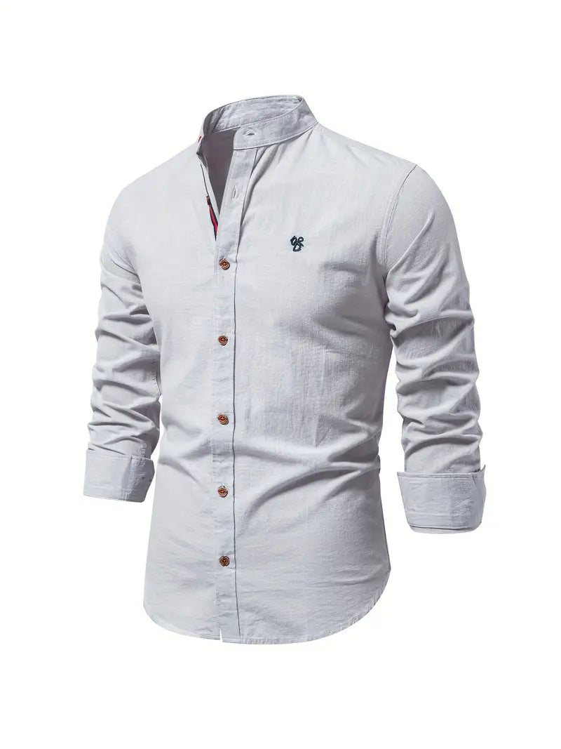 Silhouette d'un homme en chemise classique à manches longues, élégante pour la mode masculine, bureau ou ville.