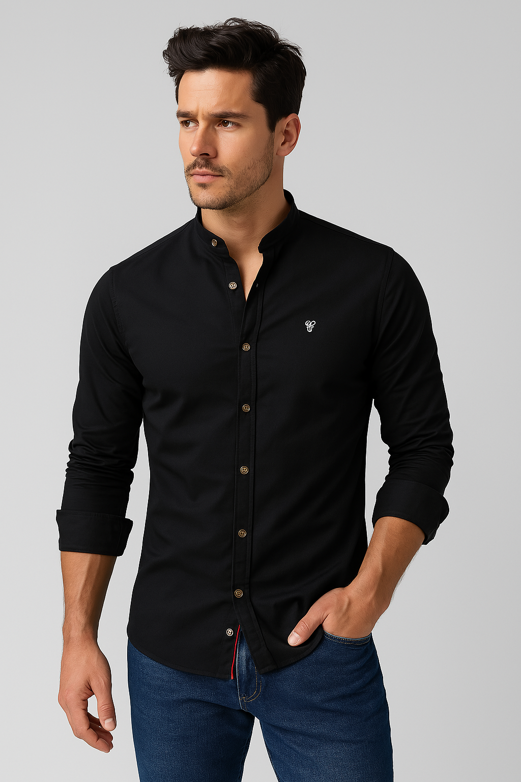 Chemise blanche homme classique à manches longues, vêtement élégant pour un style décontracté ou tenue de bureau.