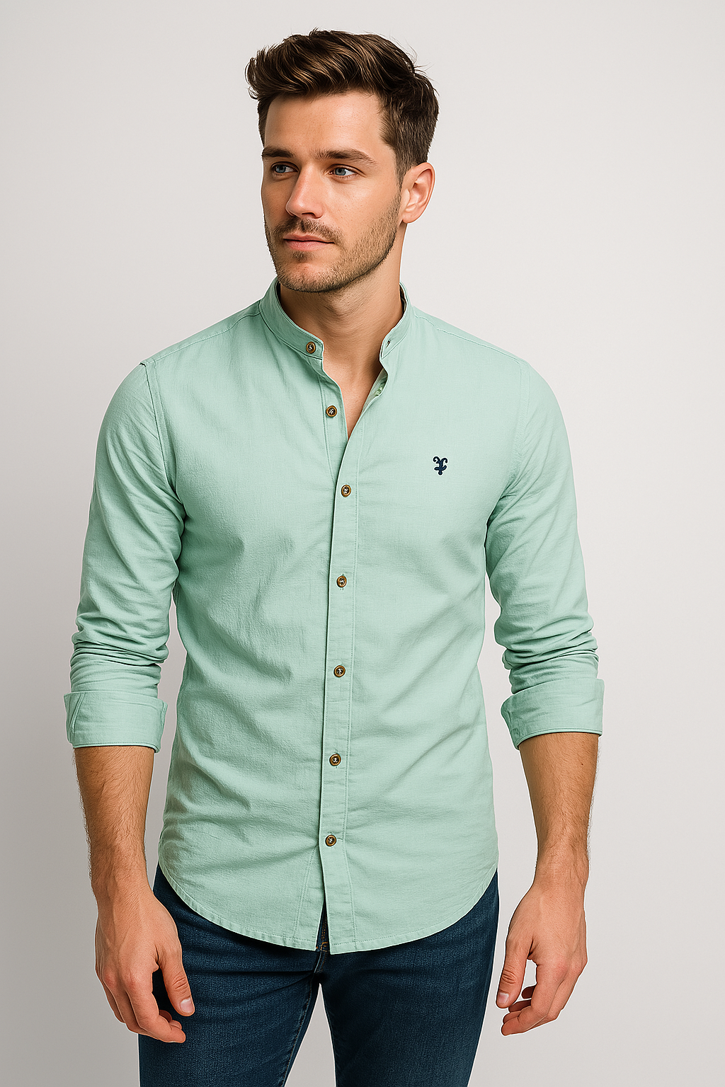 Détail d'une chemise homme classique, manches longues, mettant en valeur son élégance et son confort.
