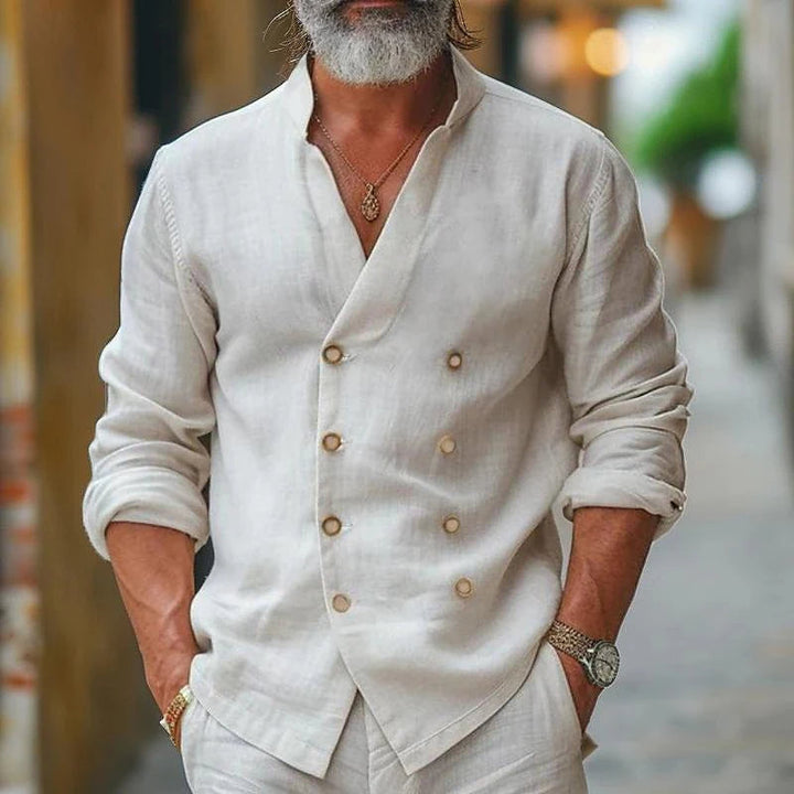 Chemise homme col V, design enveloppé élégant. Coupe moderne, tissu de qualité.