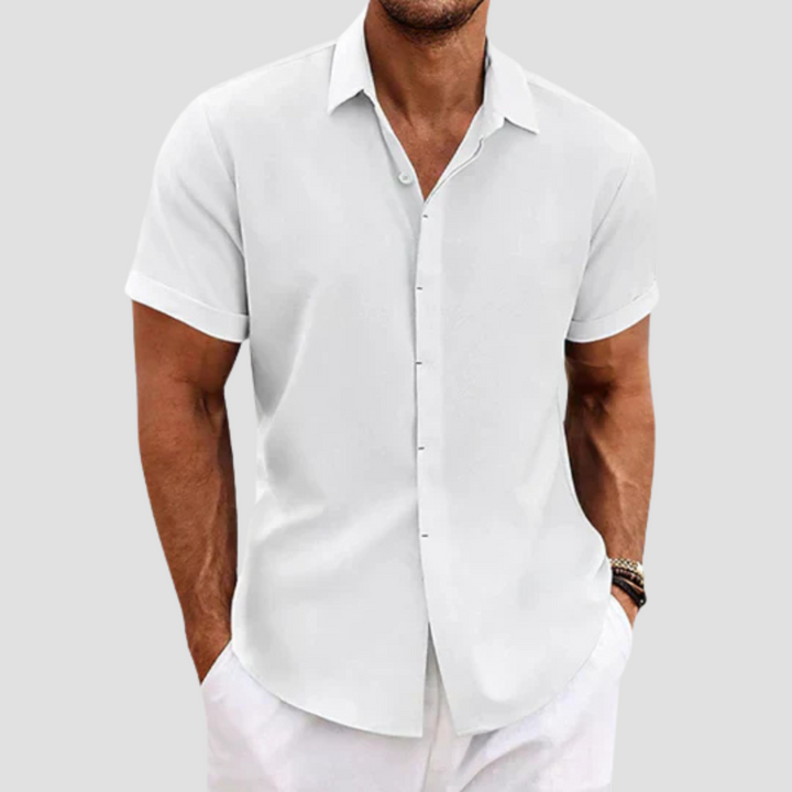 "Chemise homme coton moderne, manches courtes, tissu doux, col élégant, versatile pour tenue estivale soignée."