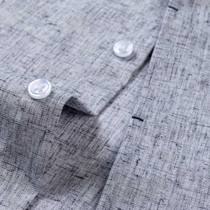 "Chemise homme coton moderne, manches courtes, tissu doux, col élégant, versatile pour tenue estivale soignée."