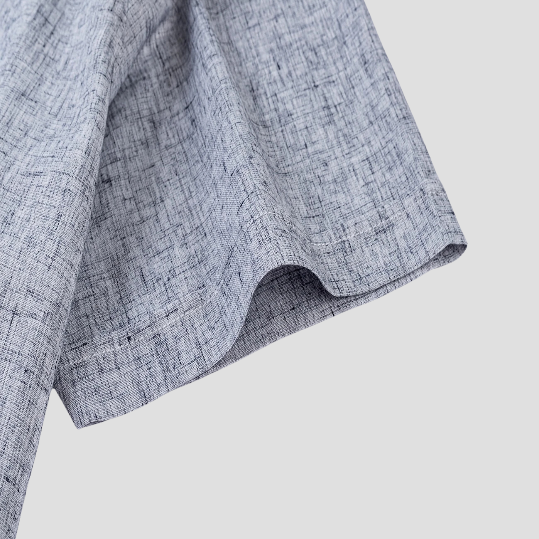 "Chemise homme coton moderne, manches courtes, tissu doux, col élégant, versatile pour tenue estivale soignée."