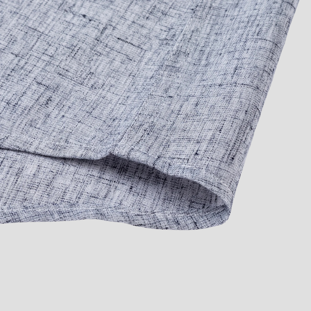 "Chemise homme coton moderne, manches courtes, tissu doux, col élégant, versatile pour tenue estivale soignée."