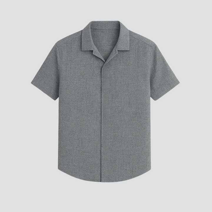 "Chemise homme coton moderne, manches courtes, tissu doux, col élégant, versatile pour tenue estivale soignée."