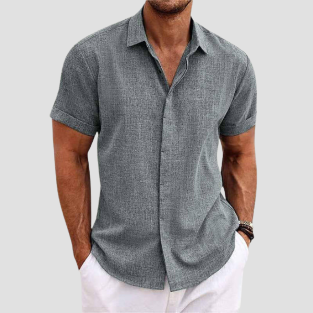 "Chemise homme coton moderne, manches courtes, tissu doux, col élégant, versatile pour tenue estivale soignée."