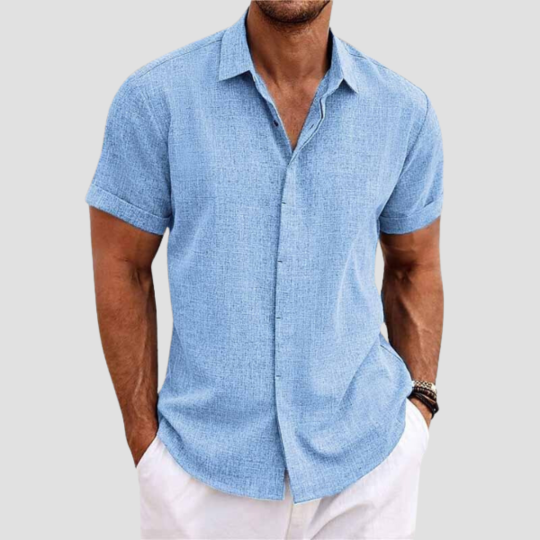 "Chemise homme coton moderne, manches courtes, tissu doux, col élégant, versatile pour tenue estivale soignée."