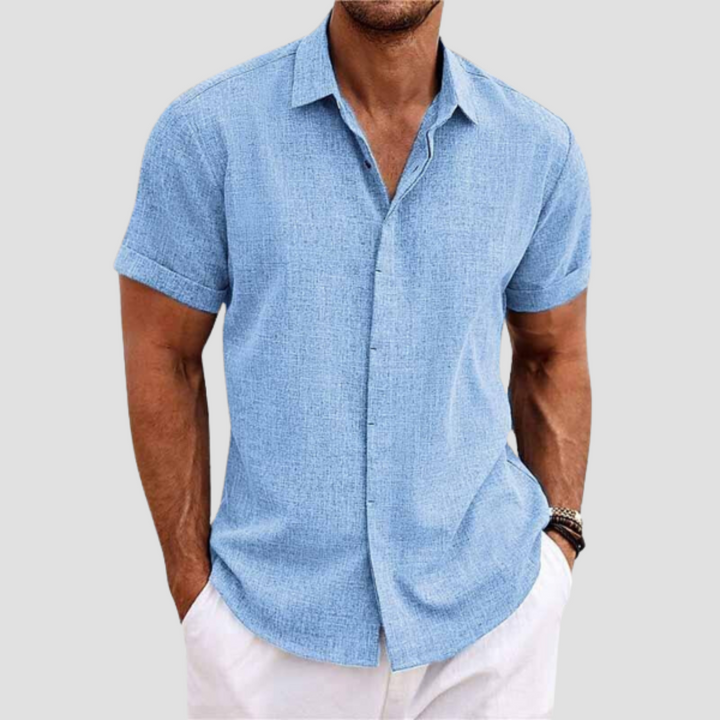 "Chemise homme coton moderne, manches courtes, tissu doux, col élégant, versatile pour tenue estivale soignée."