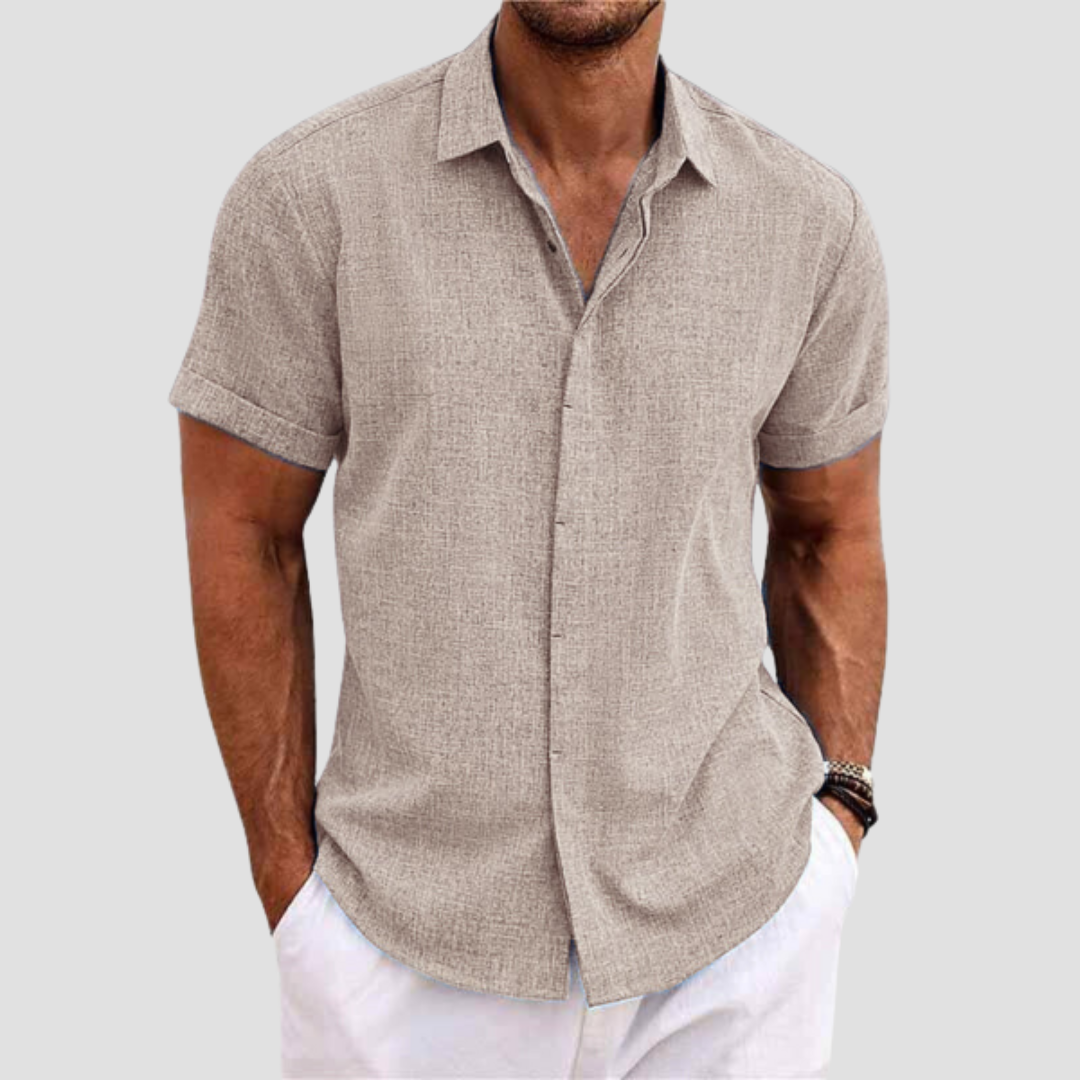 "Chemise homme coton moderne, manches courtes, tissu doux, col élégant, versatile pour tenue estivale soignée."