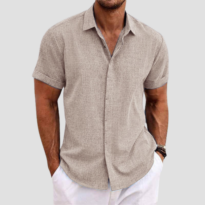 "Chemise homme coton moderne, manches courtes, tissu doux, col élégant, versatile pour tenue estivale soignée."