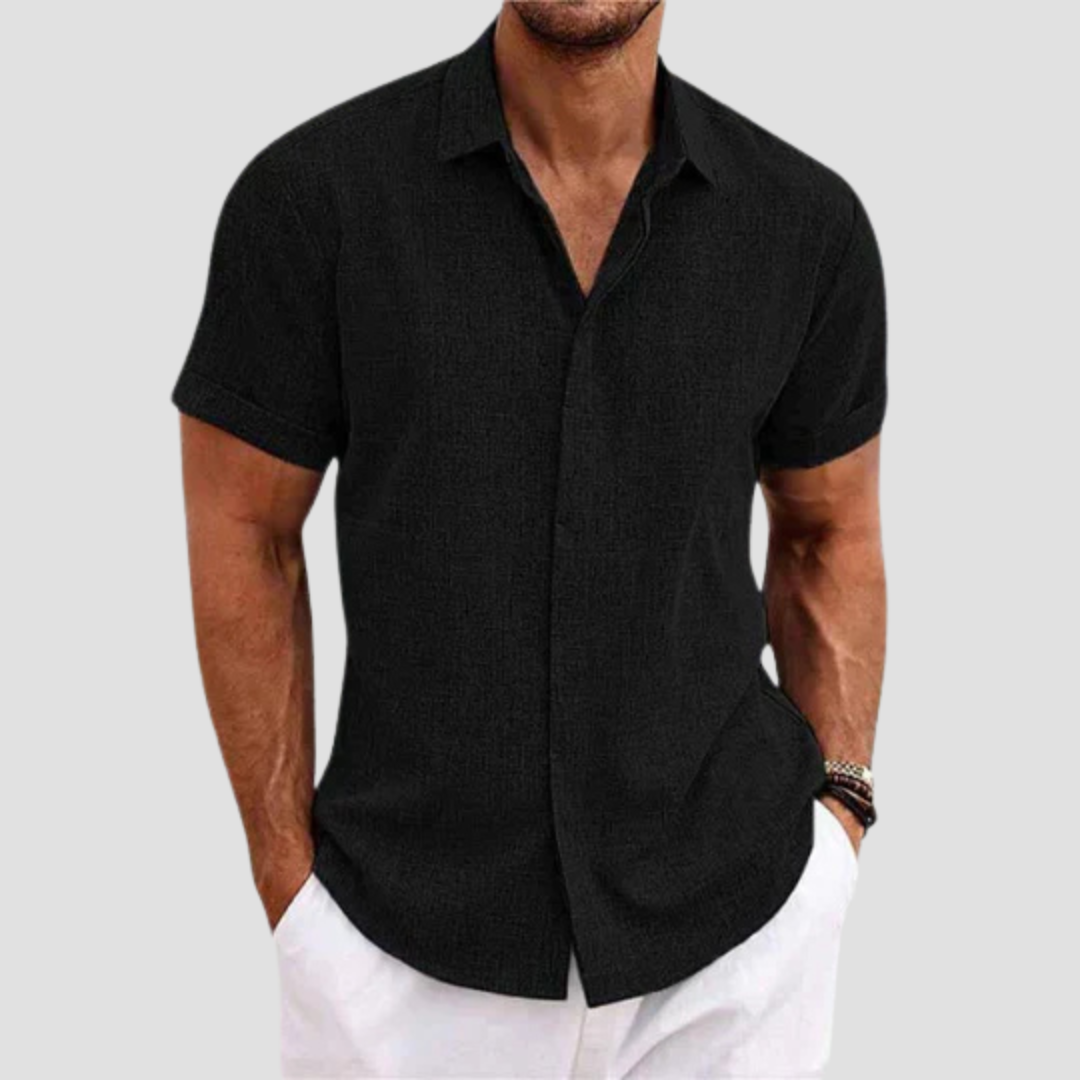"Chemise homme coton moderne, manches courtes, tissu doux, col élégant, versatile pour tenue estivale soignée."