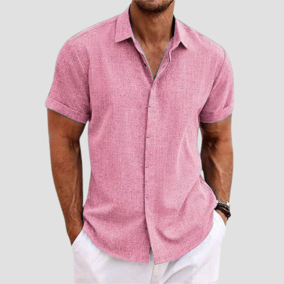 "Chemise homme coton moderne, manches courtes, tissu doux, col élégant, versatile pour tenue estivale soignée."