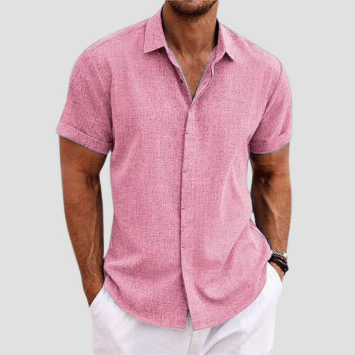 "Chemise homme coton moderne, manches courtes, tissu doux, col élégant, versatile pour tenue estivale soignée."