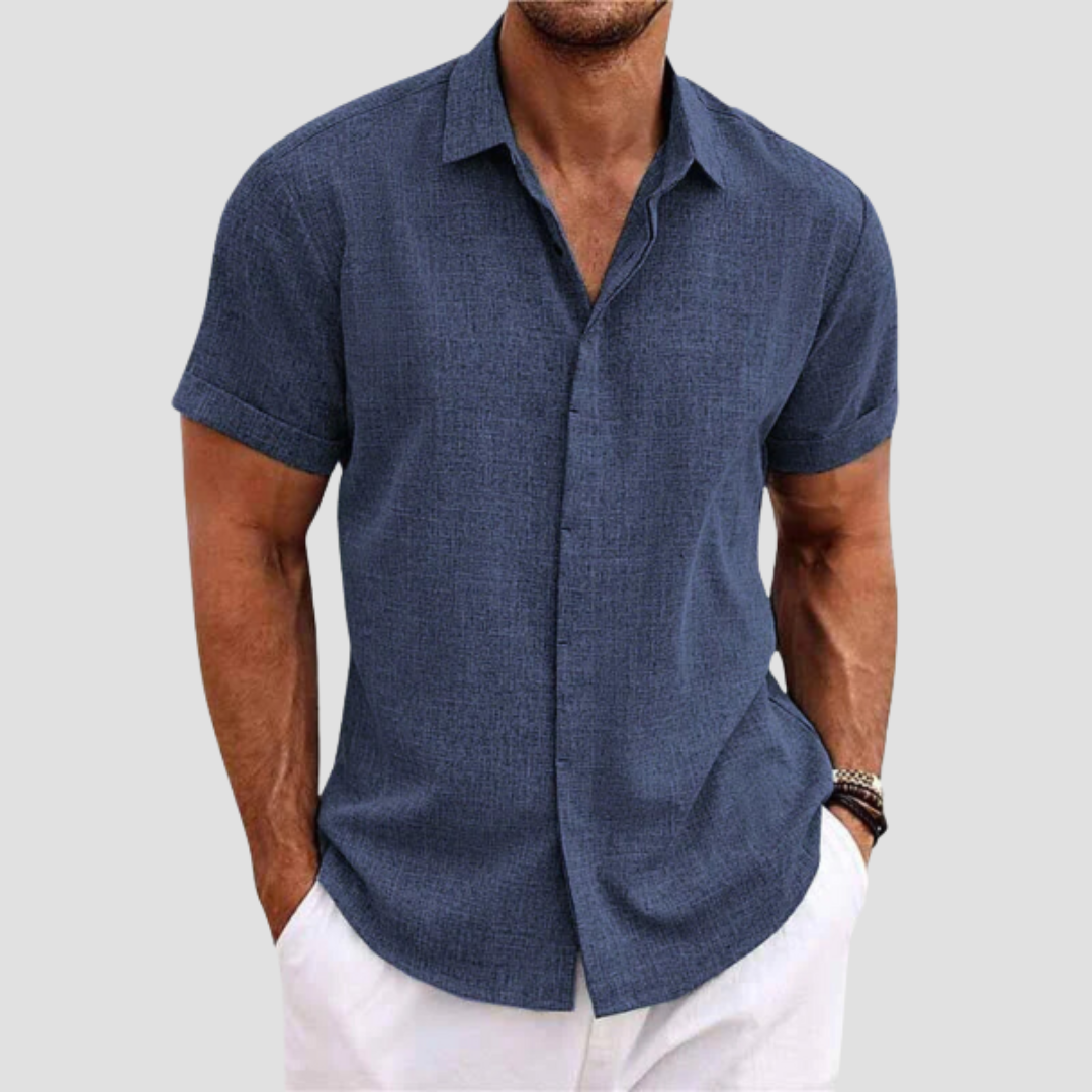 "Chemise homme coton moderne, manches courtes, tissu doux, col élégant, versatile pour tenue estivale soignée."