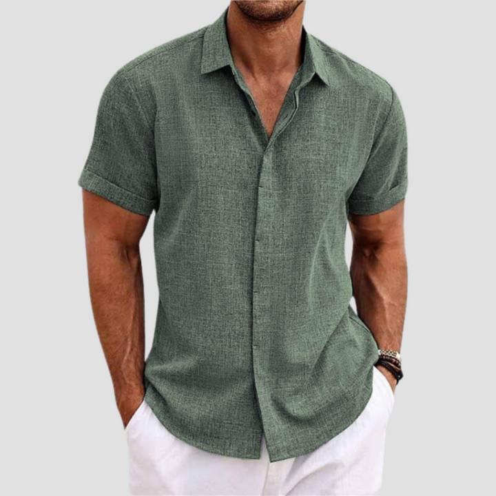 "Chemise homme coton moderne, manches courtes, tissu doux, col élégant, versatile pour tenue estivale soignée."