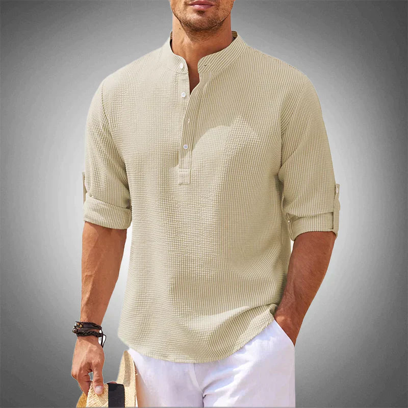 Chemisette homme décontractée à col montant, tendance pour l'été. Confortable et élégante, style casual.