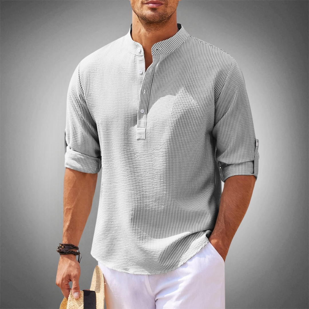 Homme portant une chemise décontractée à col montant, look estival et confortable pour l'été.