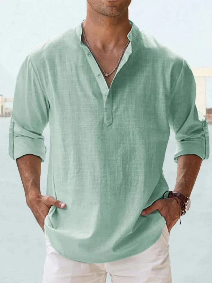 Chemise homme estivale décontractée à col ouvert. Confort et style pour la mode masculine, look casual.