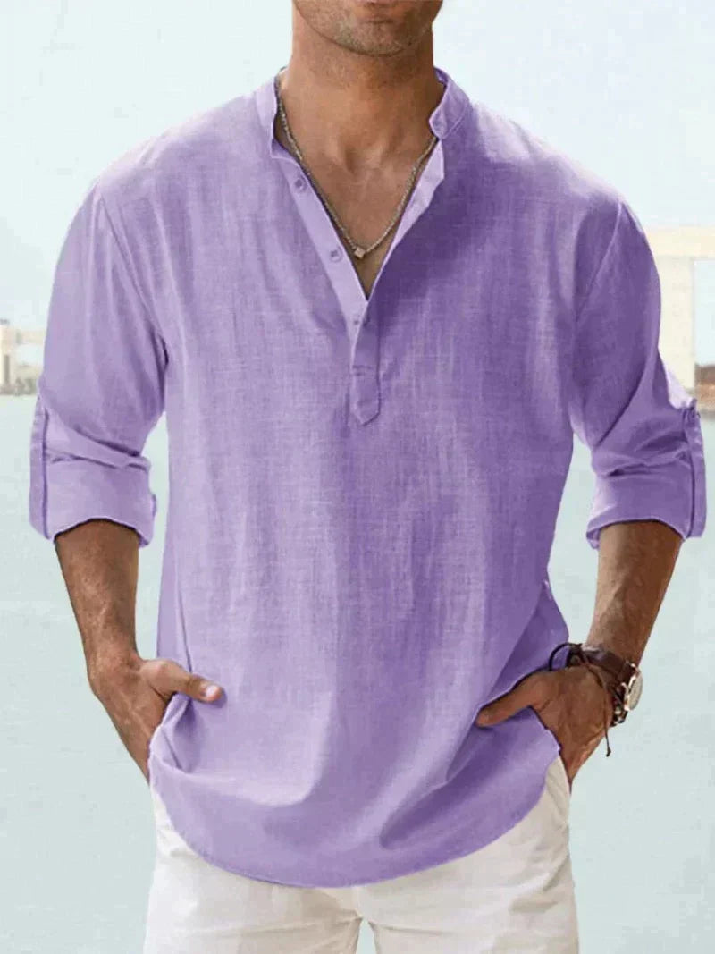 Chemise légère et fluide pour hommes, col ouvert. Look estival confortable et chic, mode masculine d'été.
