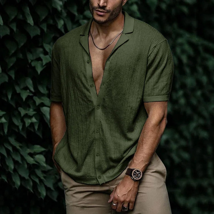 Chemise homme d'été décontractée avec col ouvert. Style mode masculine élégant, léger et confortable.