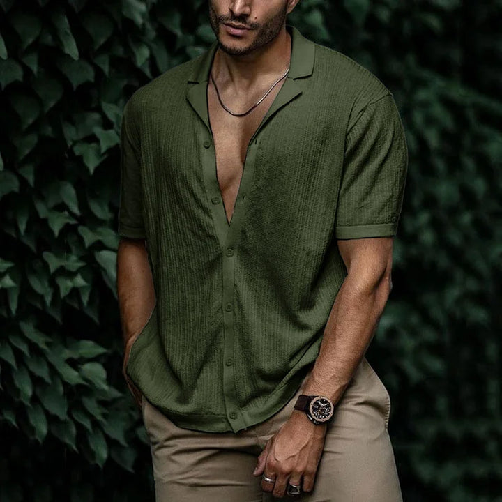 Chemise homme d'été décontractée avec col ouvert. Style mode masculine élégant, léger et confortable.