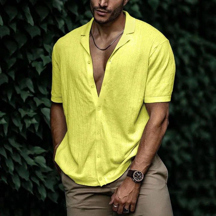 Scène estivale avec chemise homme décontractée. Mode masculine légère, confortable et élégante pour l'été.