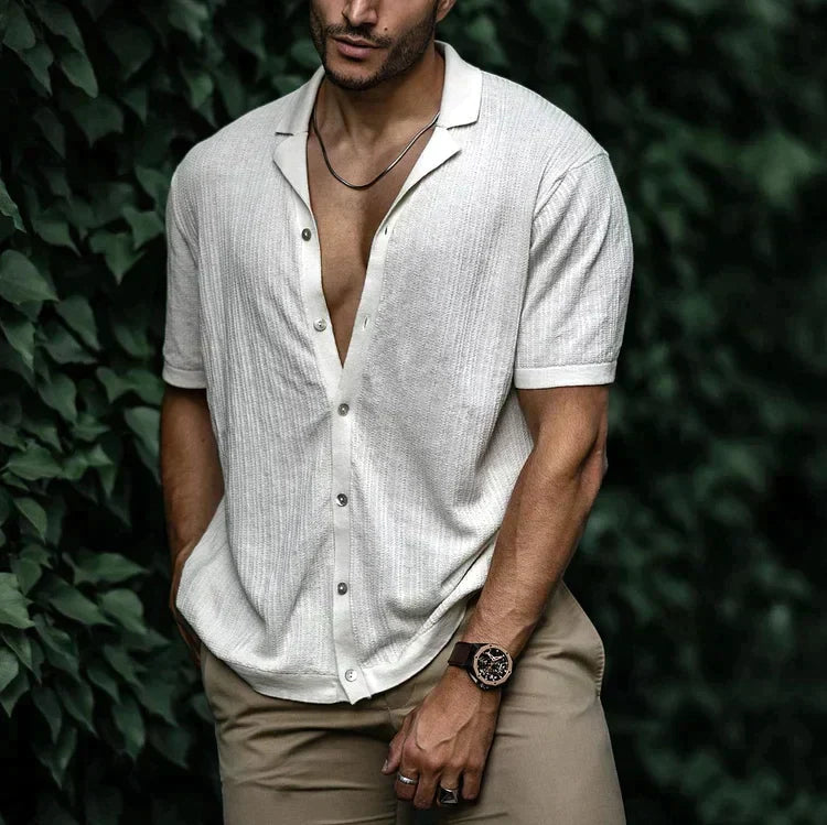 Détail texture chemise homme été décontractée. Tissu léger et respirant, confortable pour mode masculine.
