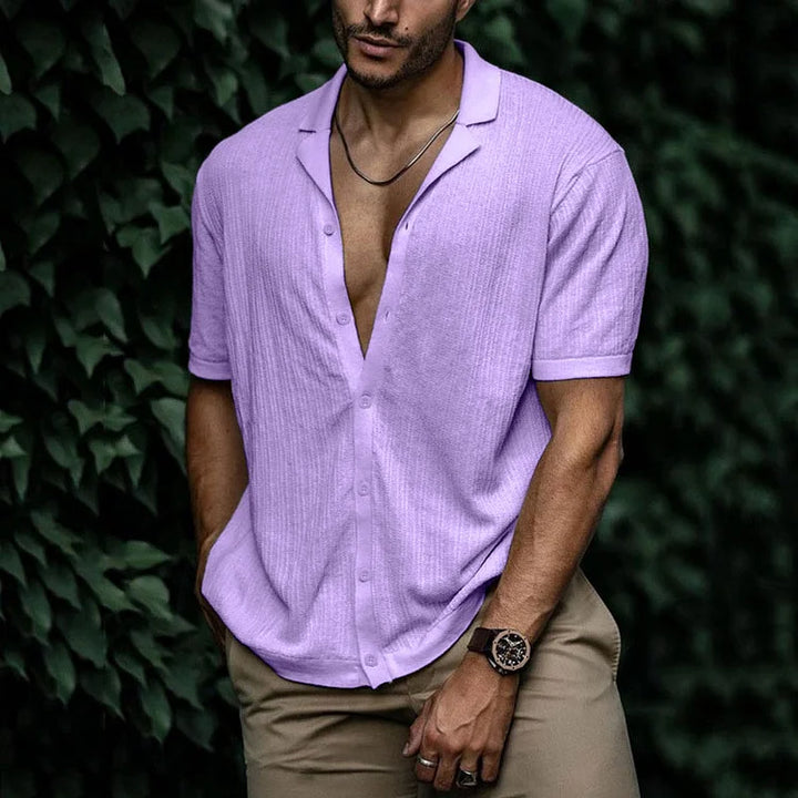 Homme portant une chemise d'été décontractée et élégante. Vêtement léger et confortable pour mode masculine.