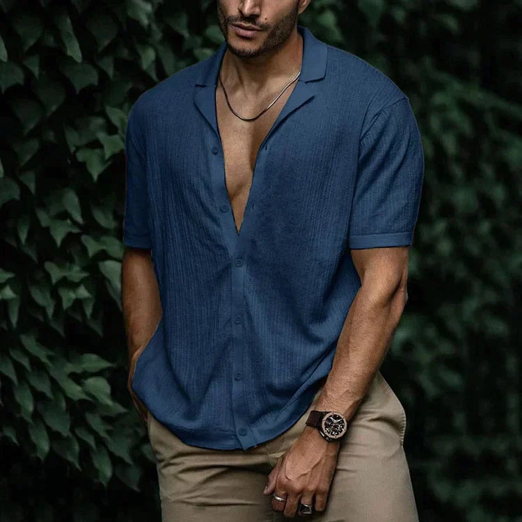 Chemise homme d'été pliée, décontractée et élégante. Vêtement léger et polyvalent, prêt pour les vacances.