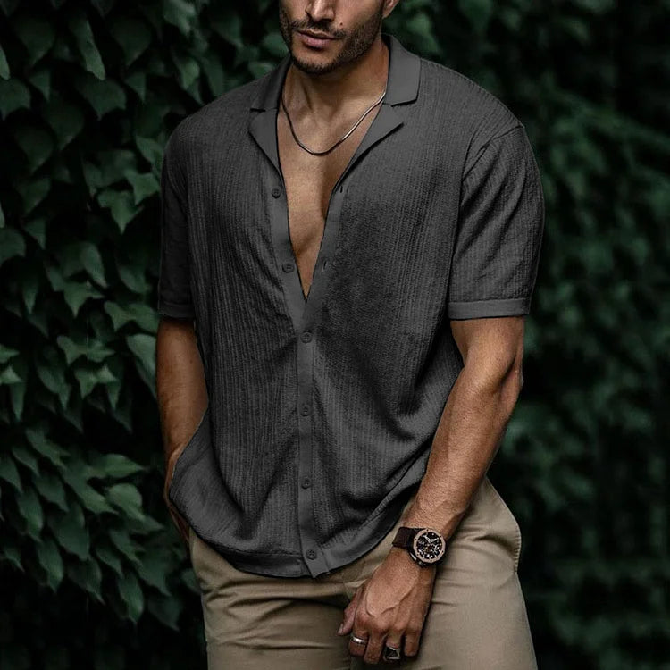Vue dos chemise homme décontractée d'été à manches courtes. Vêtement léger, confortable pour mode masculine.