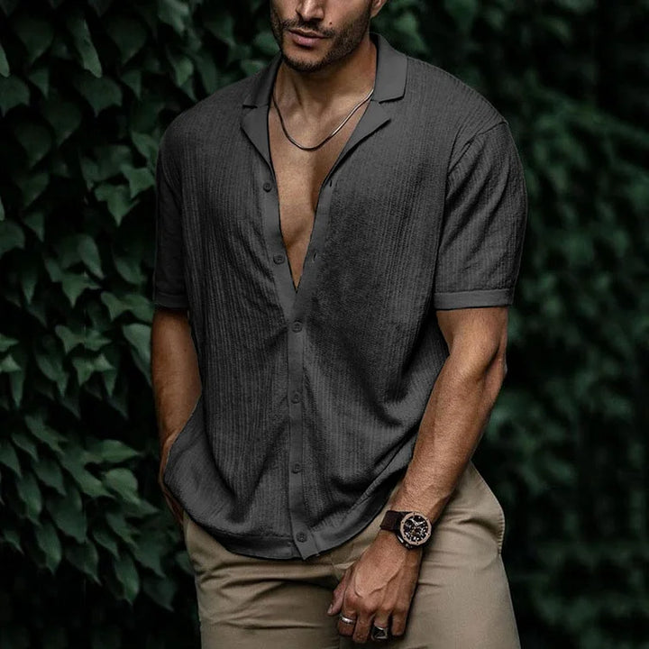 Vue dos chemise homme décontractée d'été à manches courtes. Vêtement léger, confortable pour mode masculine.
