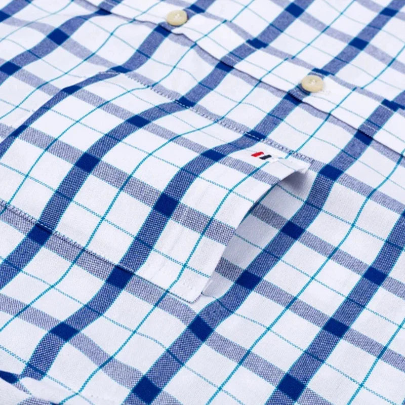 "Chemise homme élégante à manches courtes avec motifs à carreaux, style moderne, coton 100% pour confort et sophistication."